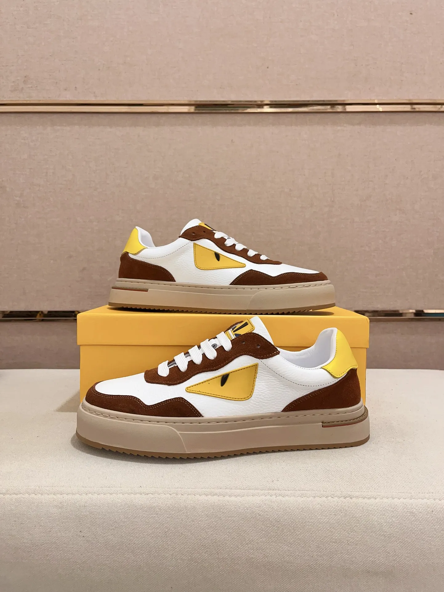 Men's shoes💰: 400💰[Fendi] Fendi's latest casual shoes for men! Available at counters simultaneously! A one-to-one replica of the original. All imported official website one-to-one cowhide fabric. The interior is made of top-grade sheepskin, and the original factory-supplied rubber outsole is used. Leading new fashion concepts. Matching code: 38-44. (can be customized for 45 non-refundable)